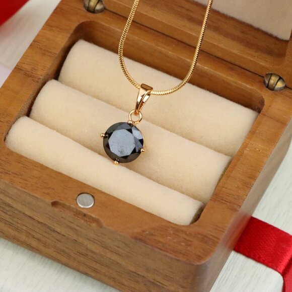 "Elegant Round Black Pendant with Gold Plating for a Chic Look, XPPT1669 - Picture 6 of 13